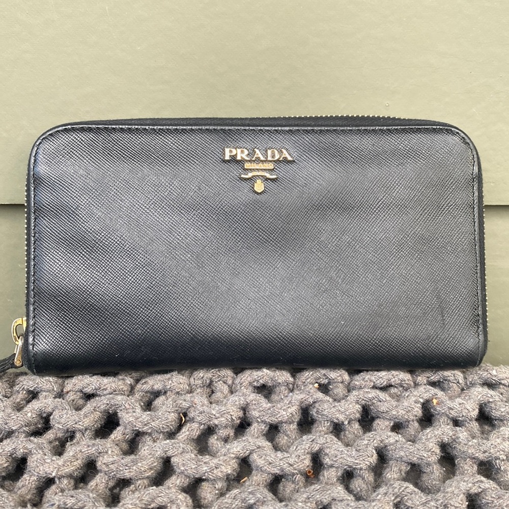 PRADA NERO SAFFIANO LUX WALLET LEATHER IN GOOD CONDITION. ONLY A COUPLE SCUFFS